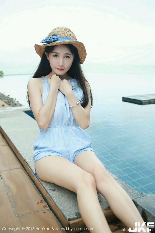 嫩模小沫琳苏梅岛旅拍泳池里白色浴巾裹身秀豪乳诱惑写真