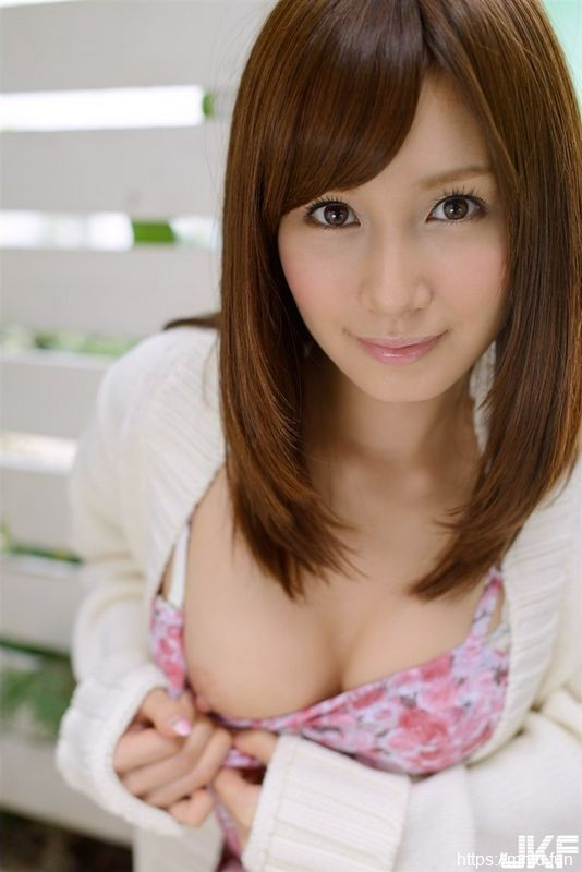 服や下着からオッパイを片方だけ出しちゃう娘たち