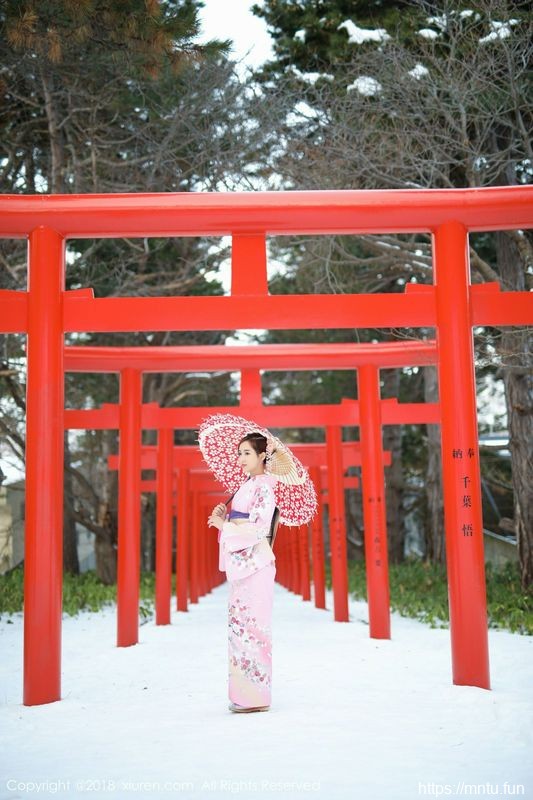 丽质美女猫宝冰天雪地比基尼