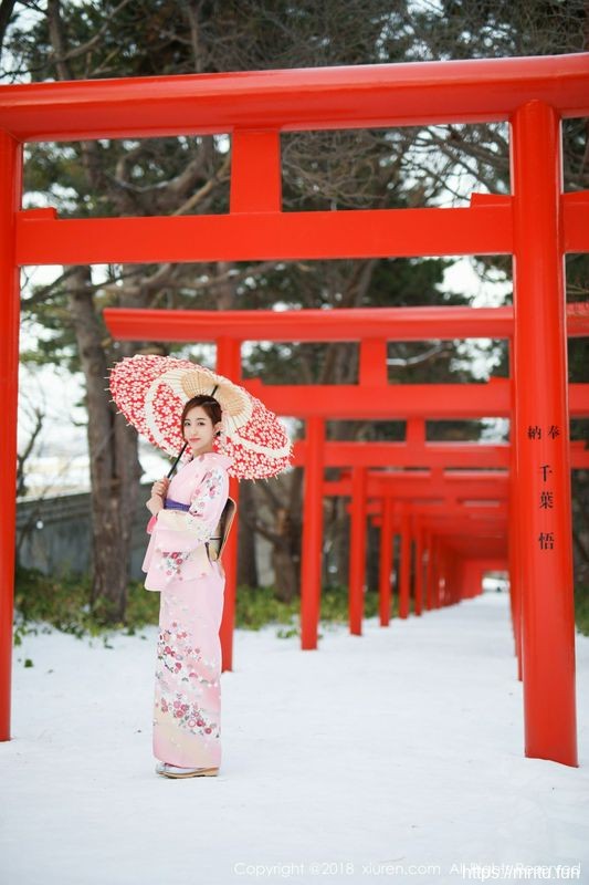 丽质美女猫宝冰天雪地比基尼
