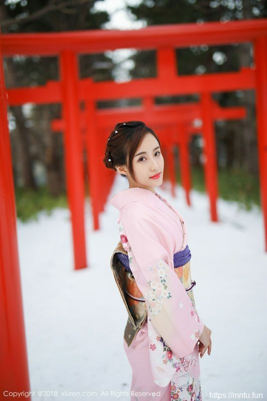 丽质美女猫宝冰天雪地比基尼