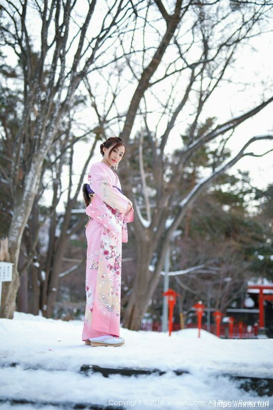 丽质美女猫宝冰天雪地比基尼