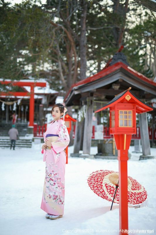 丽质美女猫宝冰天雪地比基尼