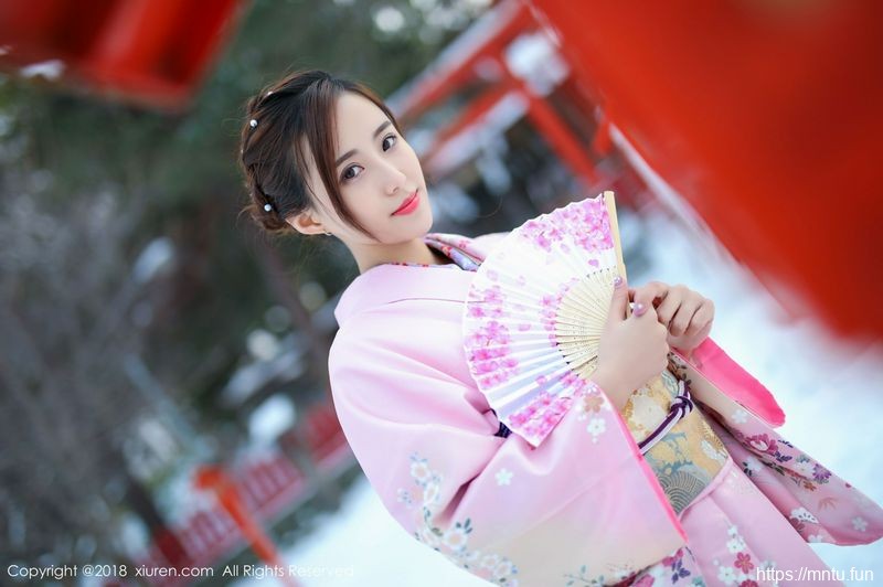 丽质美女猫宝冰天雪地比基尼