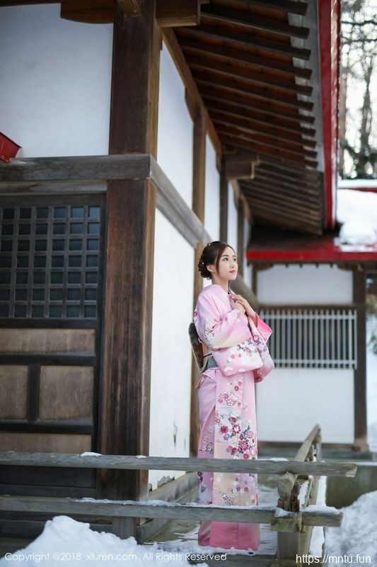 丽质美女猫宝冰天雪地比基尼