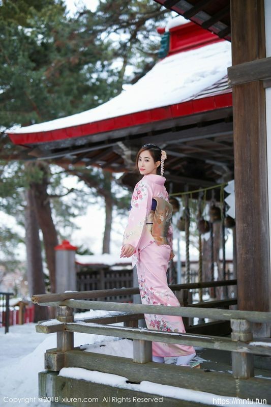 丽质美女猫宝冰天雪地比基尼