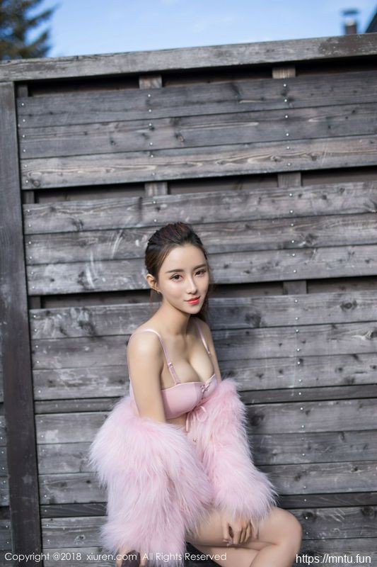 丽质美女猫宝冰天雪地比基尼