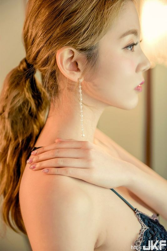 韩国内衣模特乐采垠三