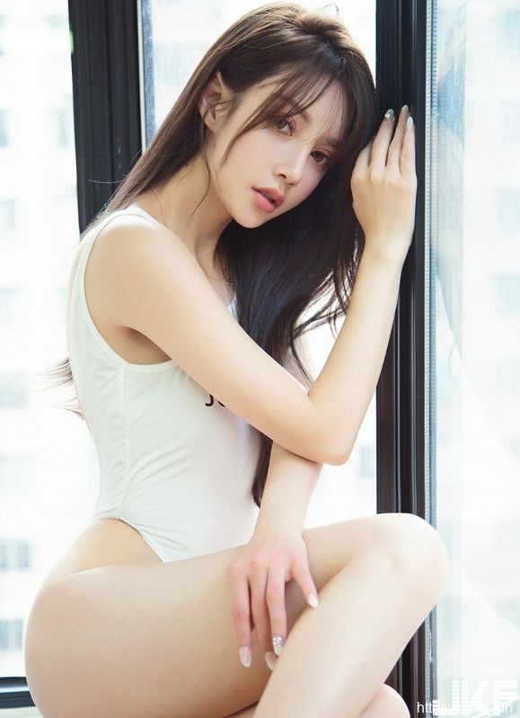 正妹奶茶Emily私房白色高叉连体衣秀完美身材妩媚诱惑写真