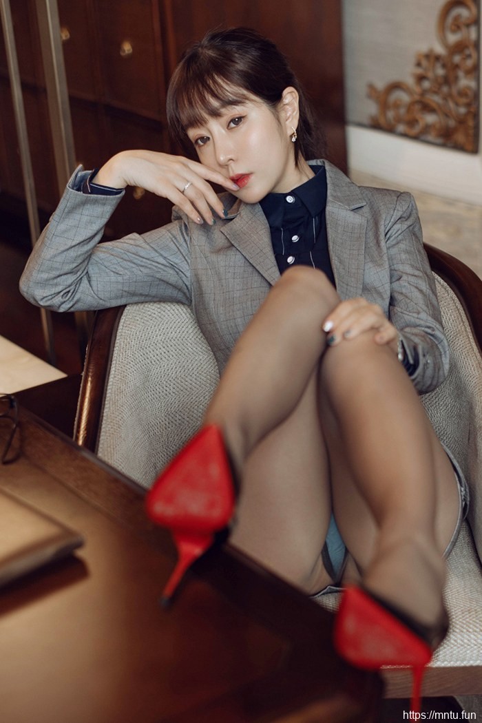 风骚秘书王雨纯真空裸露撅臀示爱