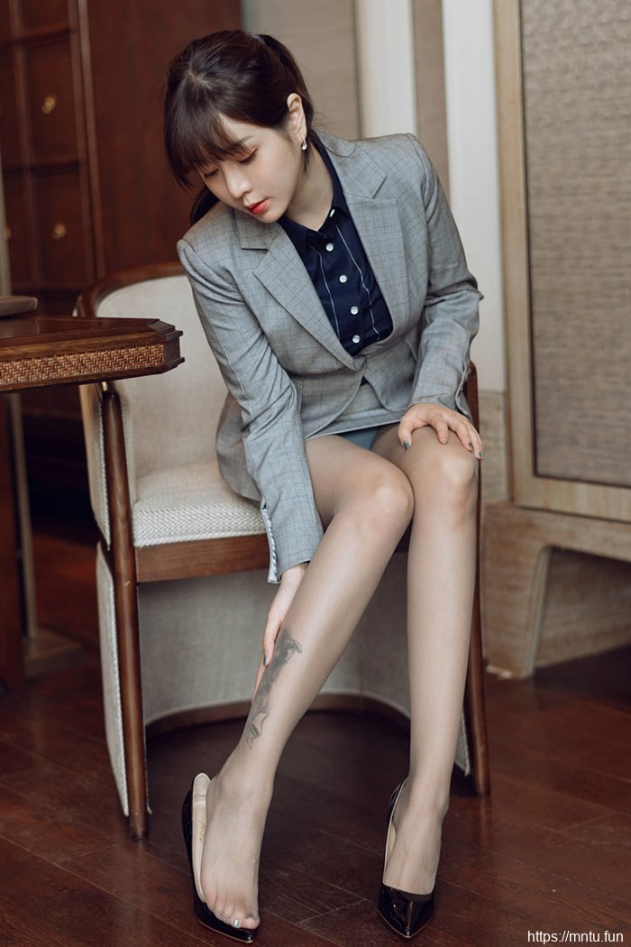 风骚秘书王雨纯真空裸露撅臀示爱