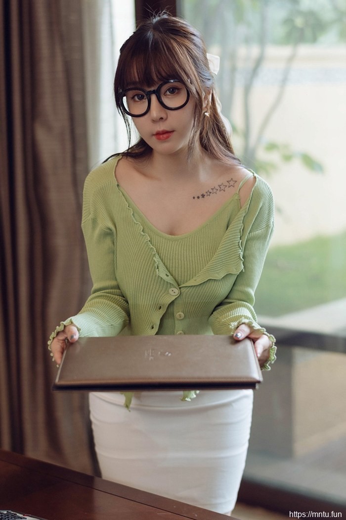 风骚秘书王雨纯真空裸露撅臀示爱