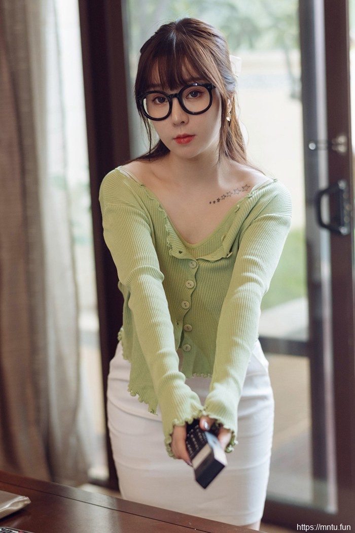 风骚秘书王雨纯真空裸露撅臀示爱