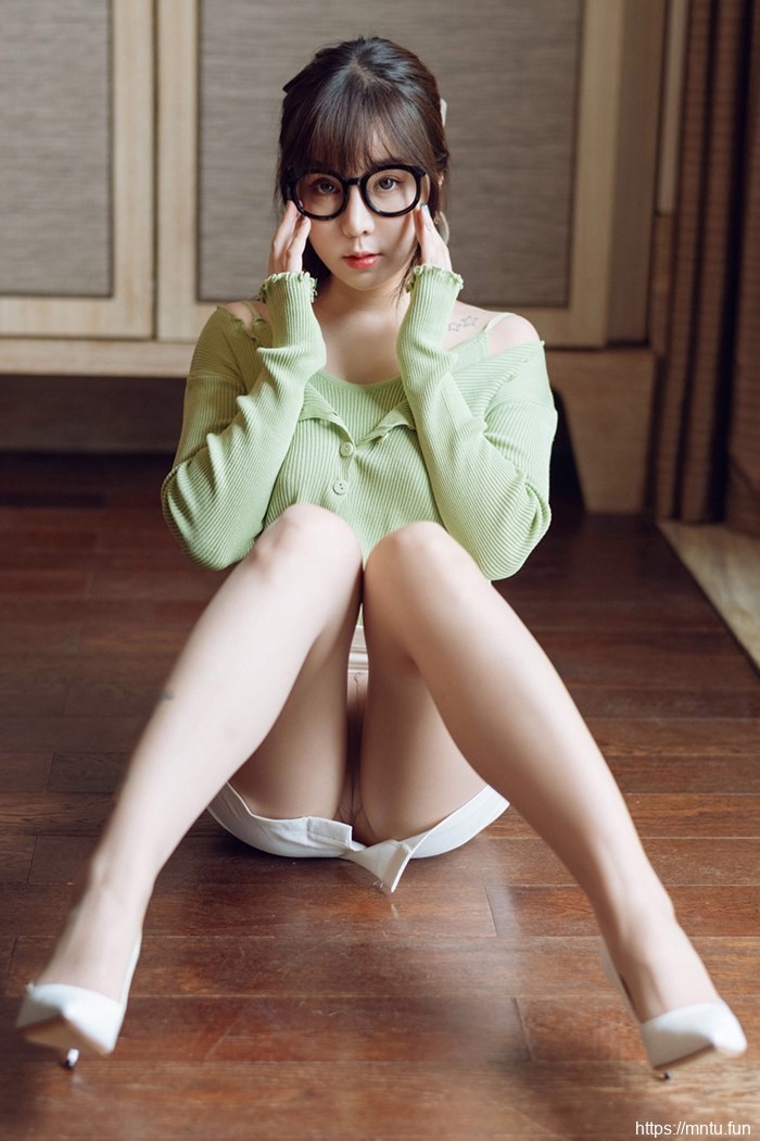 风骚秘书王雨纯真空裸露撅臀示爱