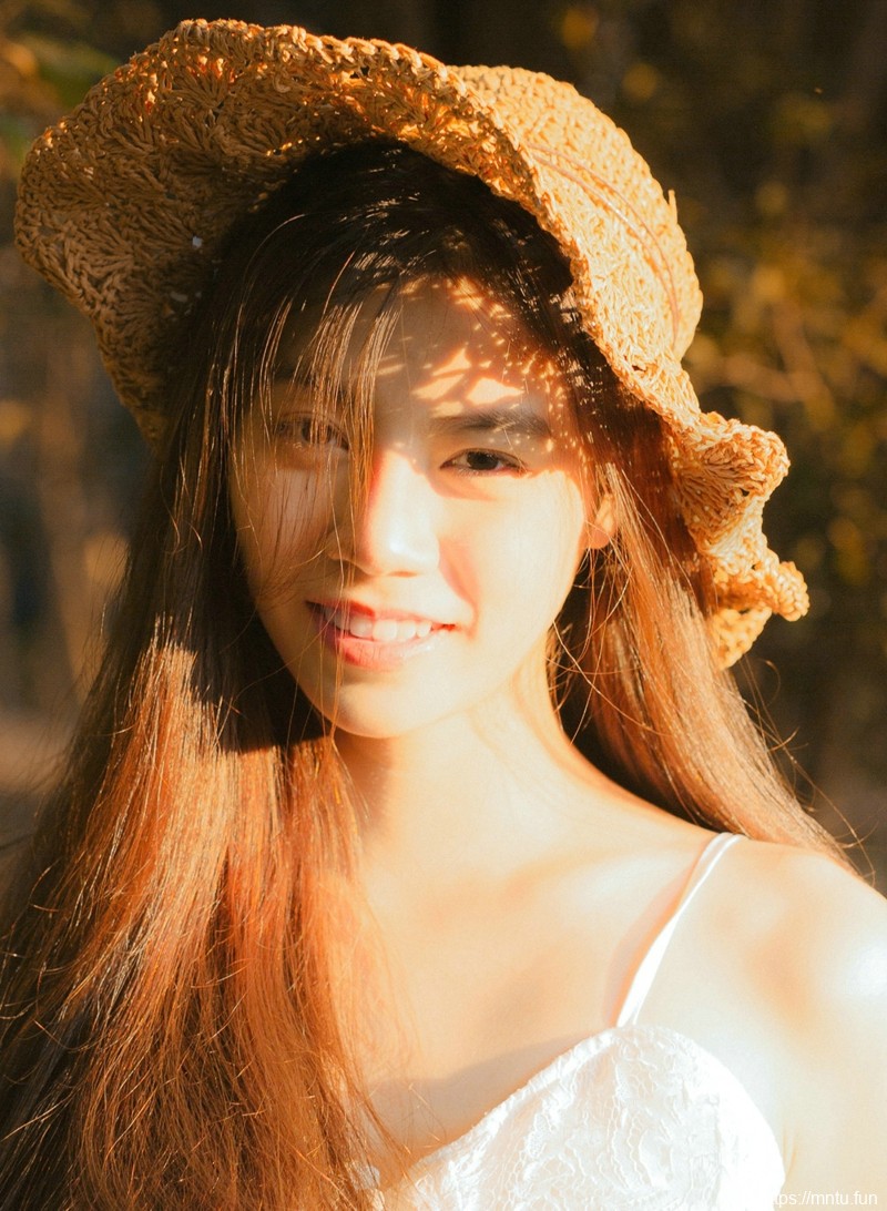 温暖阳光下的高颜值美少女耀眼动人