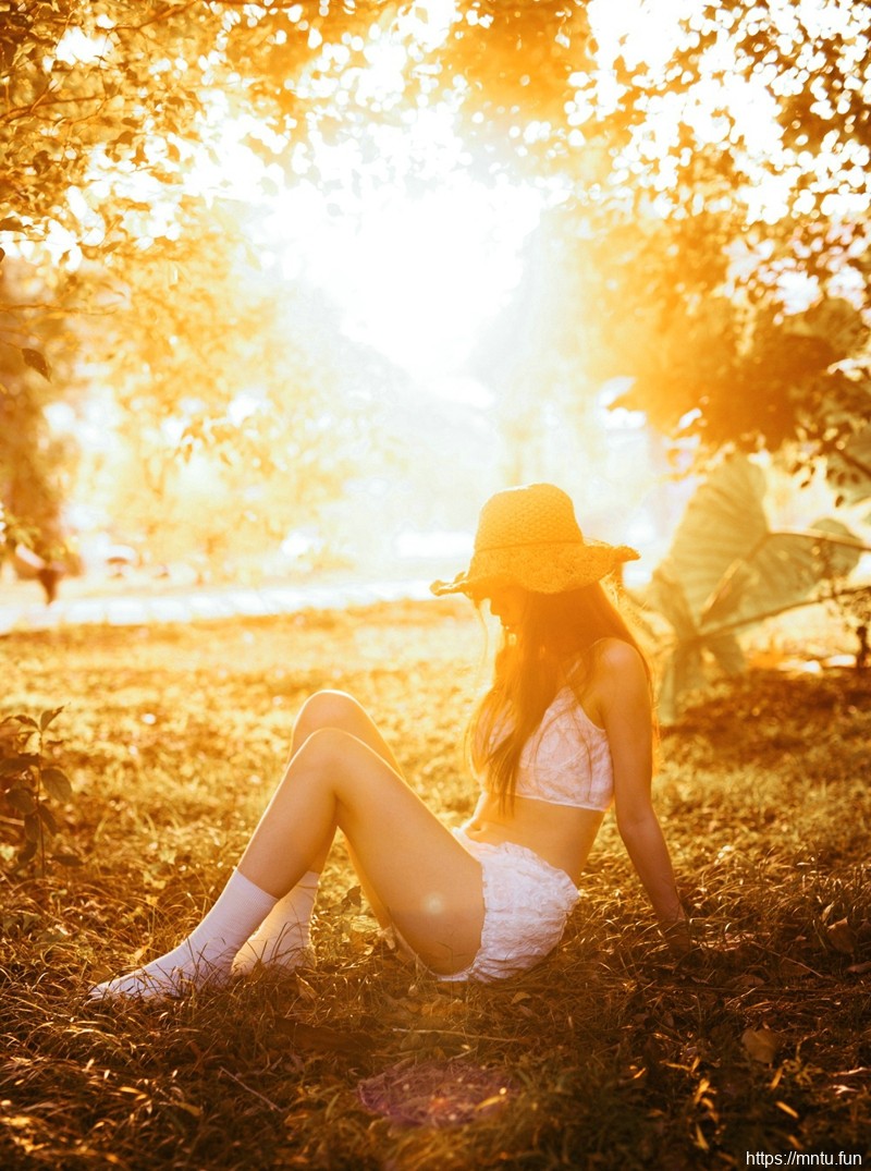 温暖阳光下的高颜值美少女耀眼动人