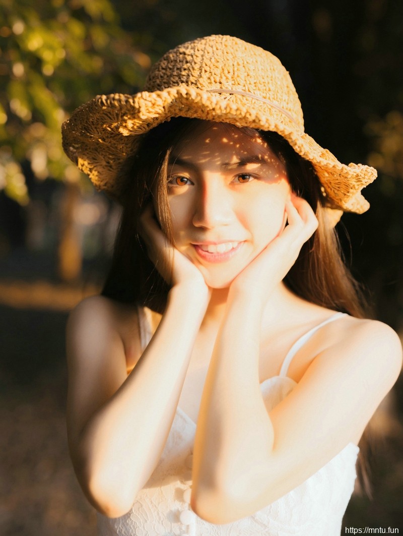 温暖阳光下的高颜值美少女耀眼动人