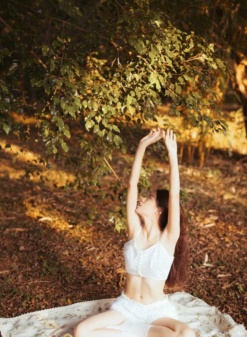 温暖阳光下的高颜值美少女耀眼动人