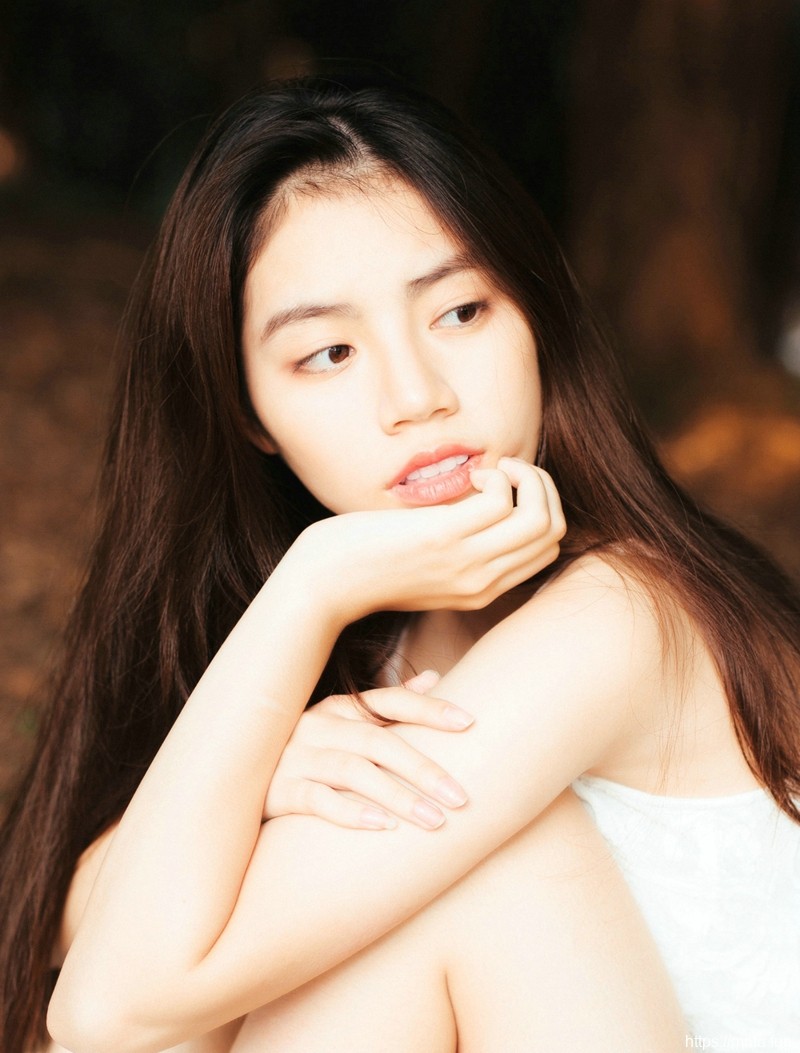 温暖阳光下的高颜值美少女耀眼动人