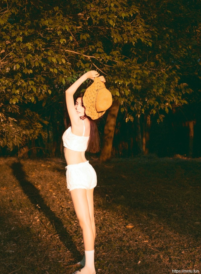 温暖阳光下的高颜值美少女耀眼动人