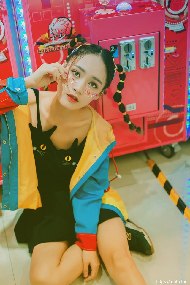 游戏厅叛逃少女猫咪连衣裙俏皮灵气十足