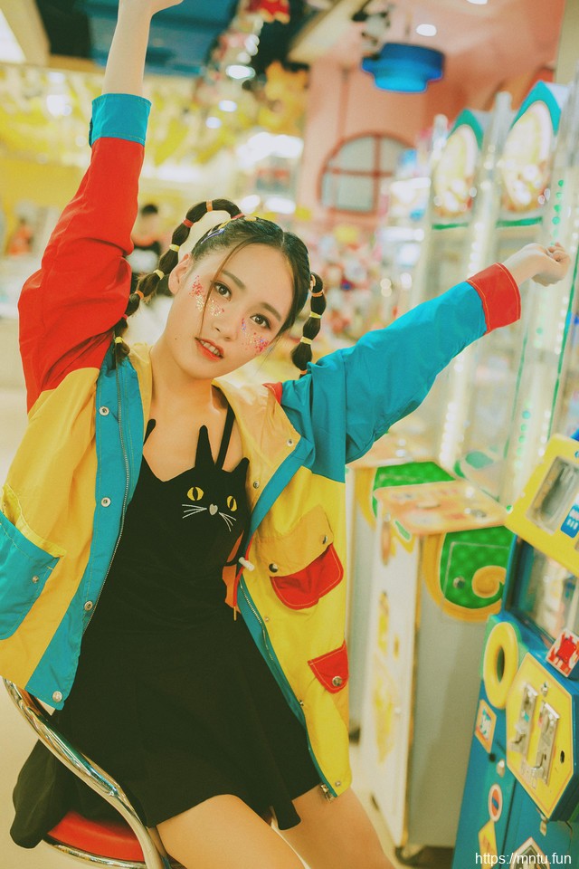 游戏厅叛逃少女猫咪连衣裙俏皮灵气十足