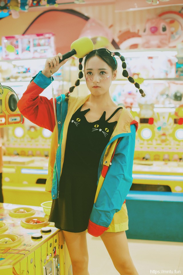 游戏厅叛逃少女猫咪连衣裙俏皮灵气十足