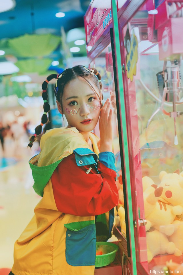 游戏厅叛逃少女猫咪连衣裙俏皮灵气十足