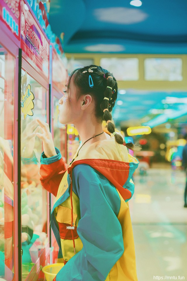 游戏厅叛逃少女猫咪连衣裙俏皮灵气十足