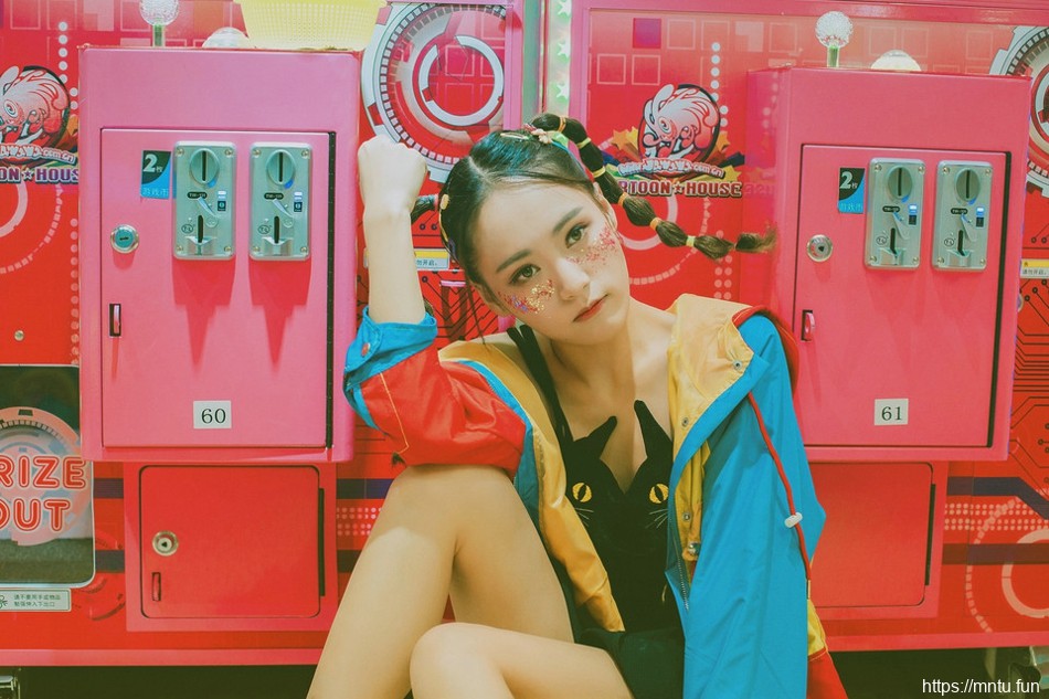 游戏厅叛逃少女猫咪连衣裙俏皮灵气十足