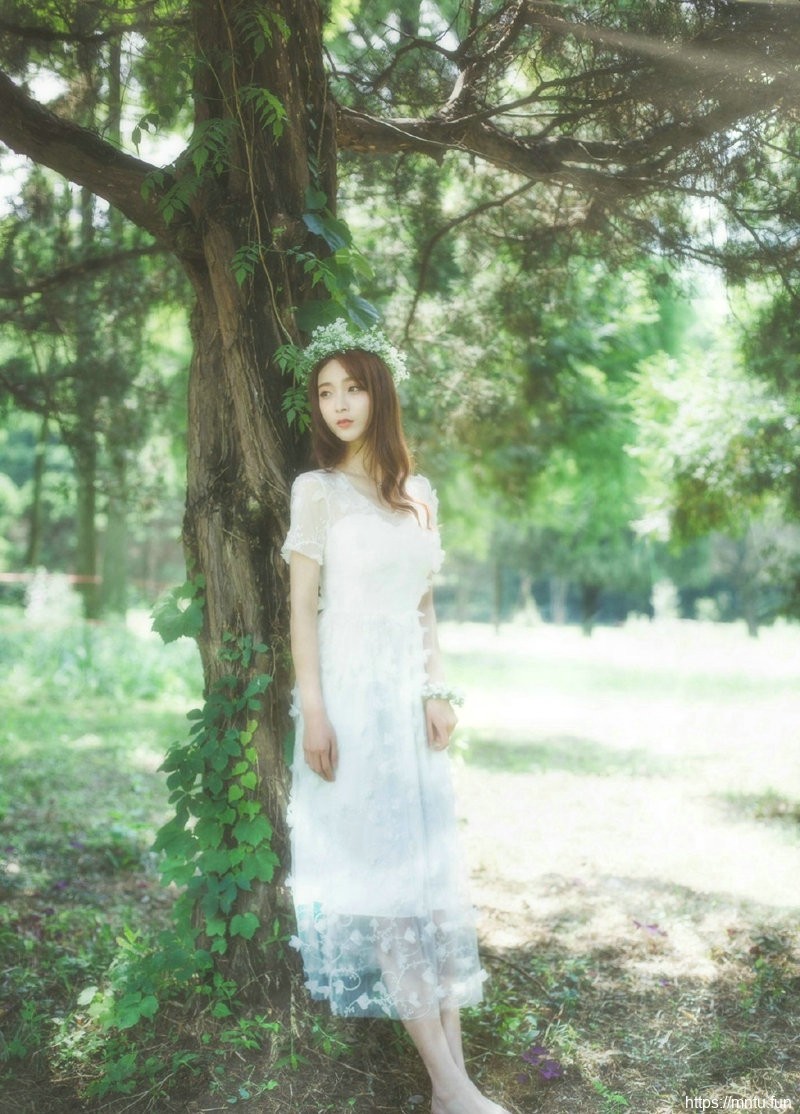 清纯美女森林深处头戴花环白色长裙宛若公主