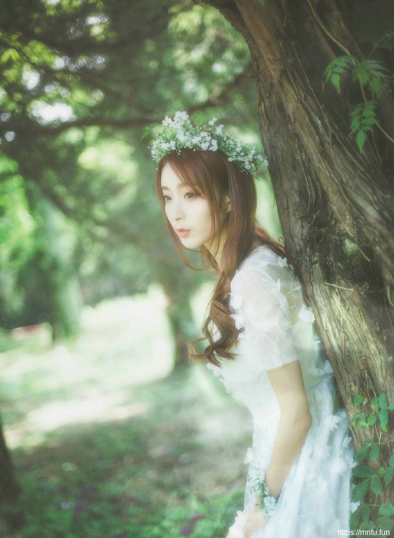 清纯美女森林深处头戴花环白色长裙宛若公主