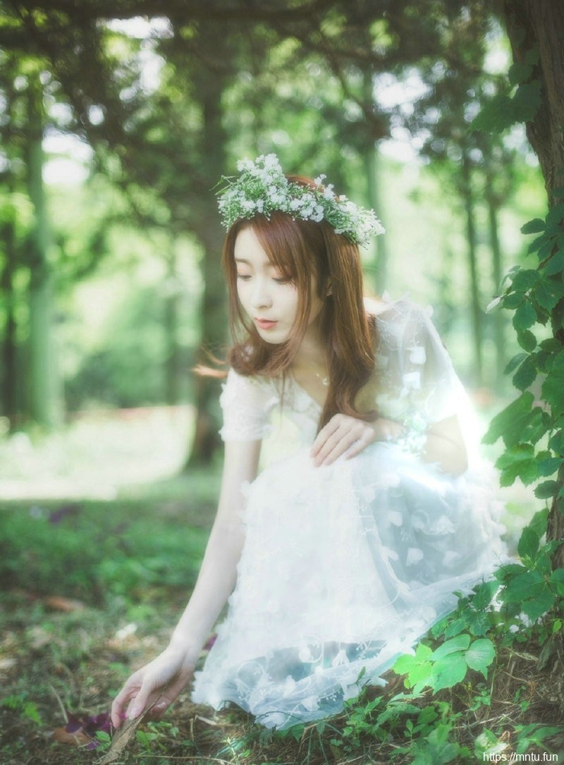 清纯美女森林深处头戴花环白色长裙宛若公主