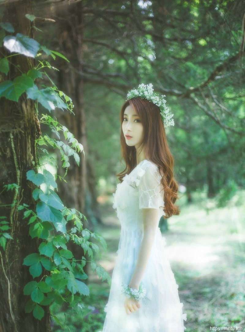 清纯美女森林深处头戴花环白色长裙宛若公主