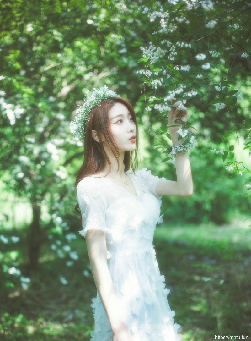 清纯美女森林深处头戴花环白色长裙宛若公主