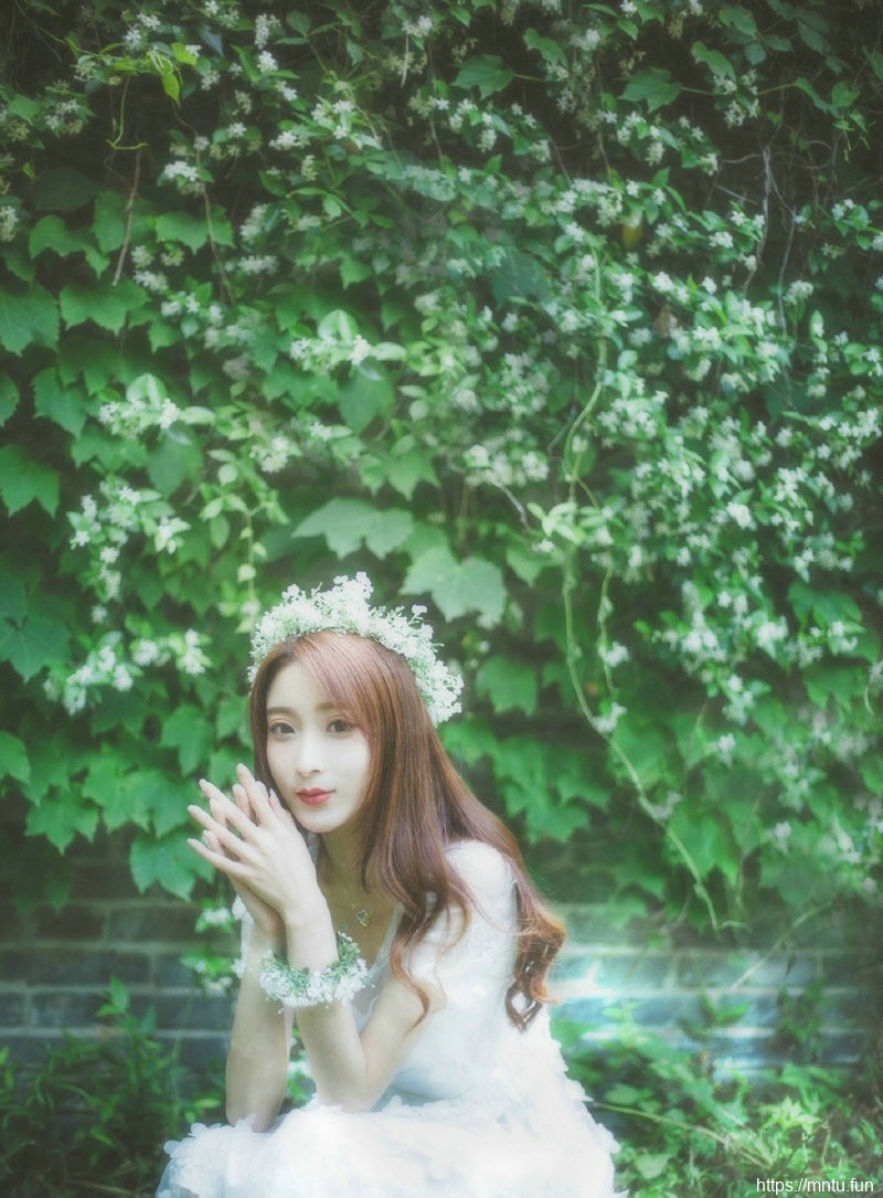 清纯美女森林深处头戴花环白色长裙宛若公主