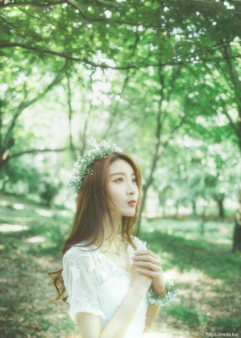 清纯美女森林深处头戴花环白色长裙宛若公主