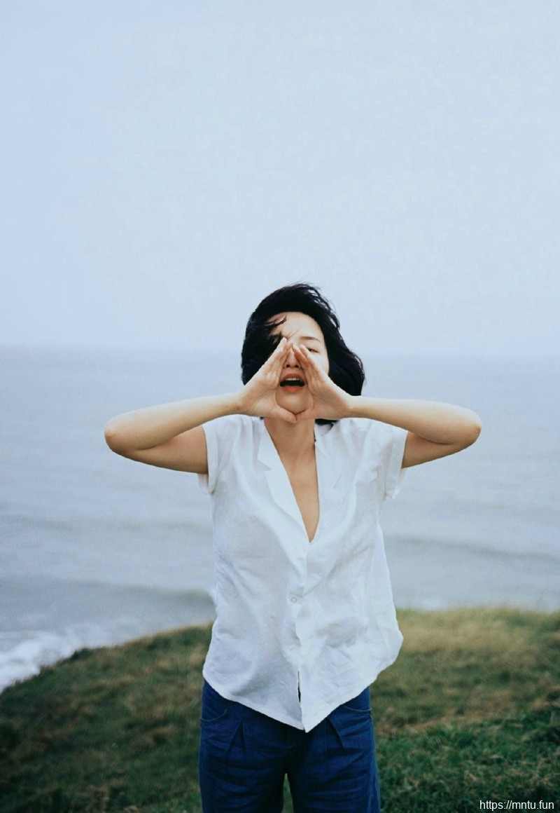 海岸边的短发随风奔跑活力妹子