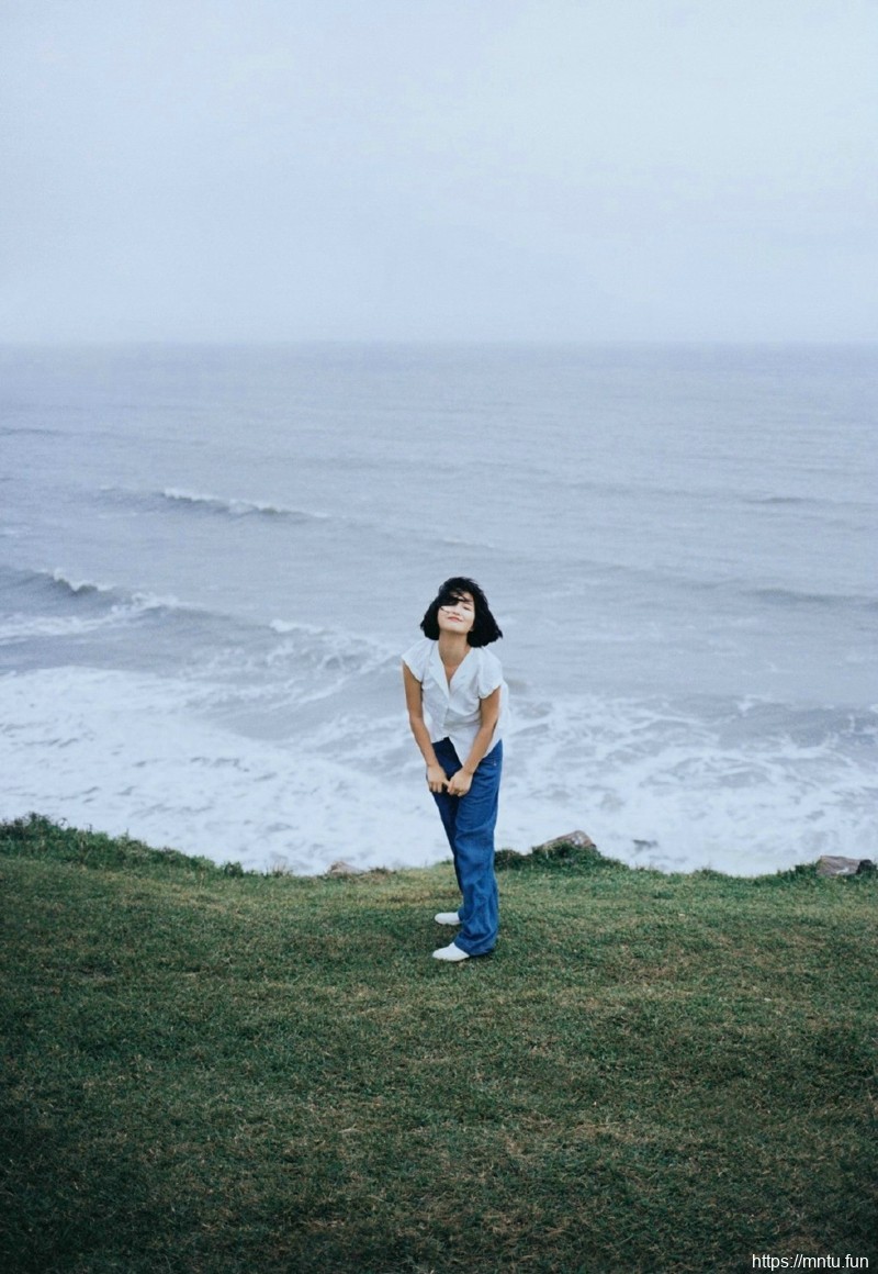 海岸边的短发随风奔跑活力妹子