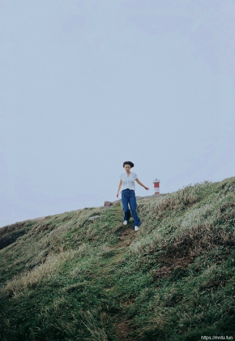 海岸边的短发随风奔跑活力妹子