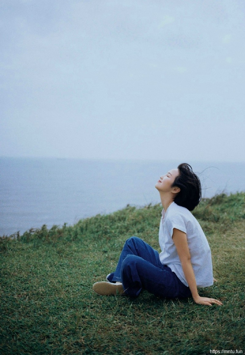 海岸边的短发随风奔跑活力妹子