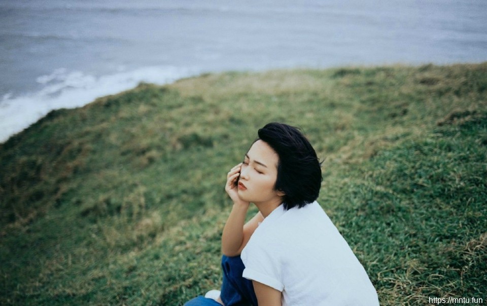 海岸边的短发随风奔跑活力妹子