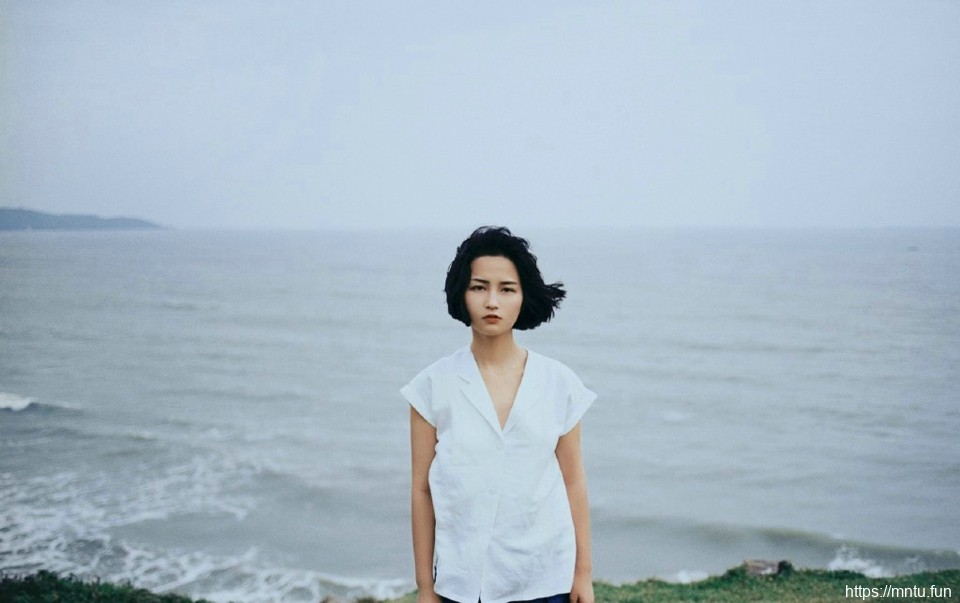 海岸边的短发随风奔跑活力妹子