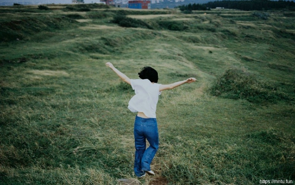 海岸边的短发随风奔跑活力妹子