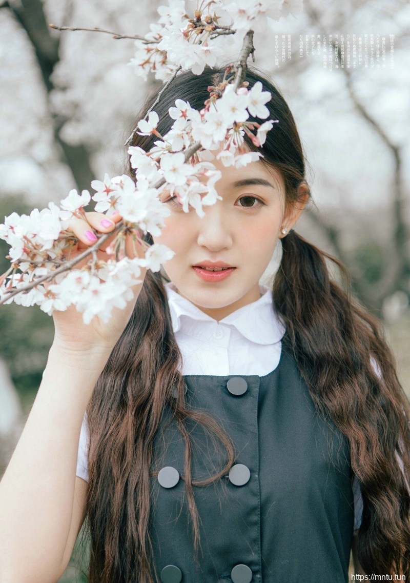 日系樱花双马尾纯真少女笑容甜美写真