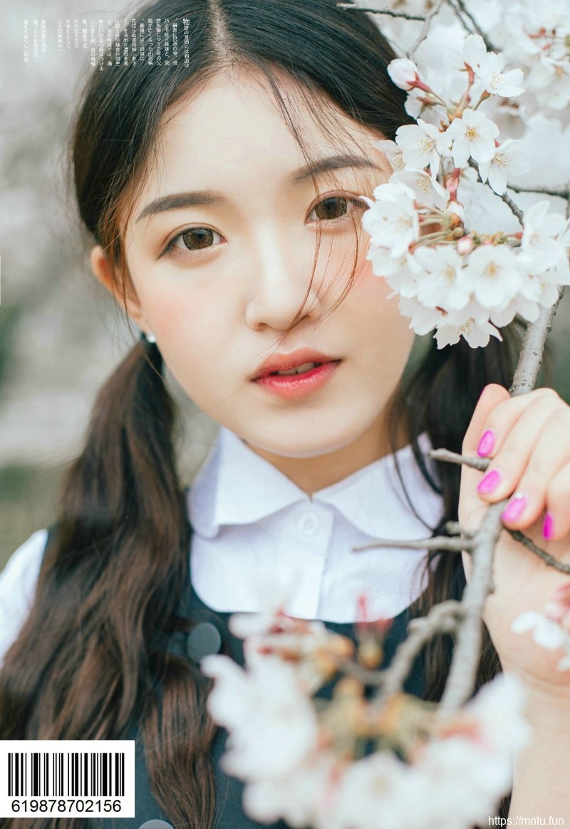日系樱花双马尾纯真少女笑容甜美写真