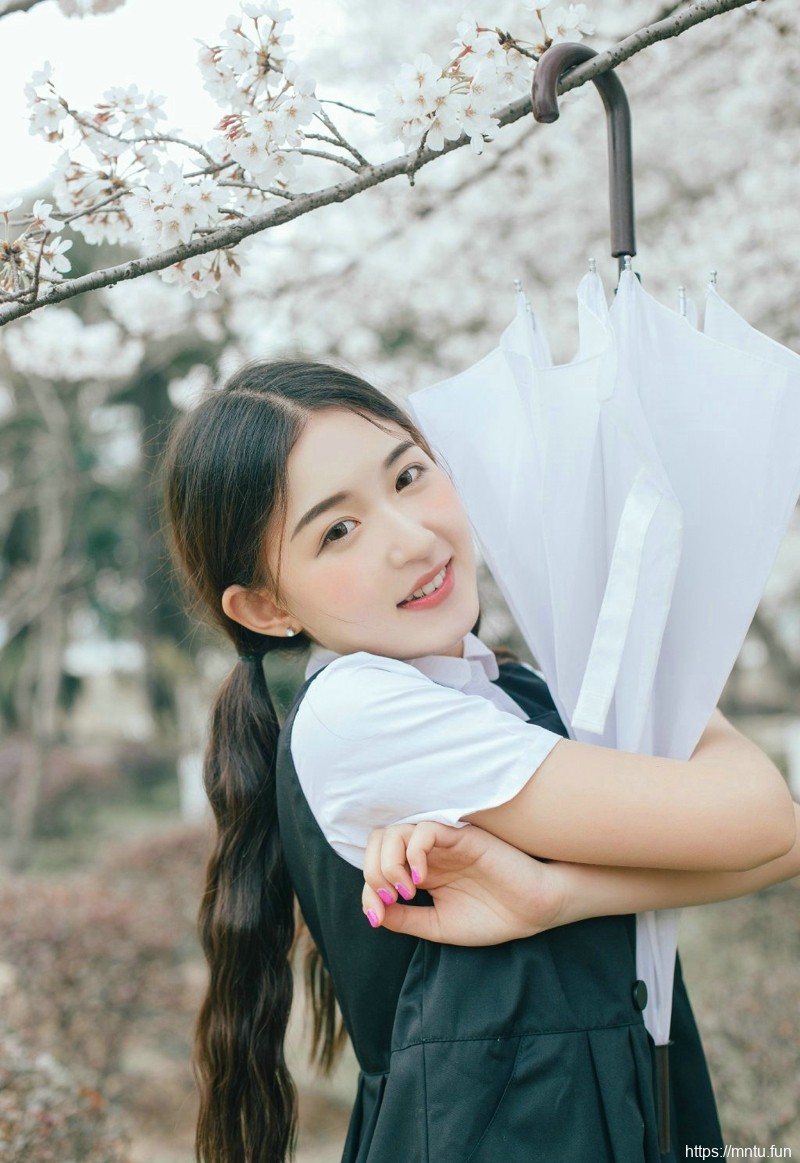 日系樱花双马尾纯真少女笑容甜美写真