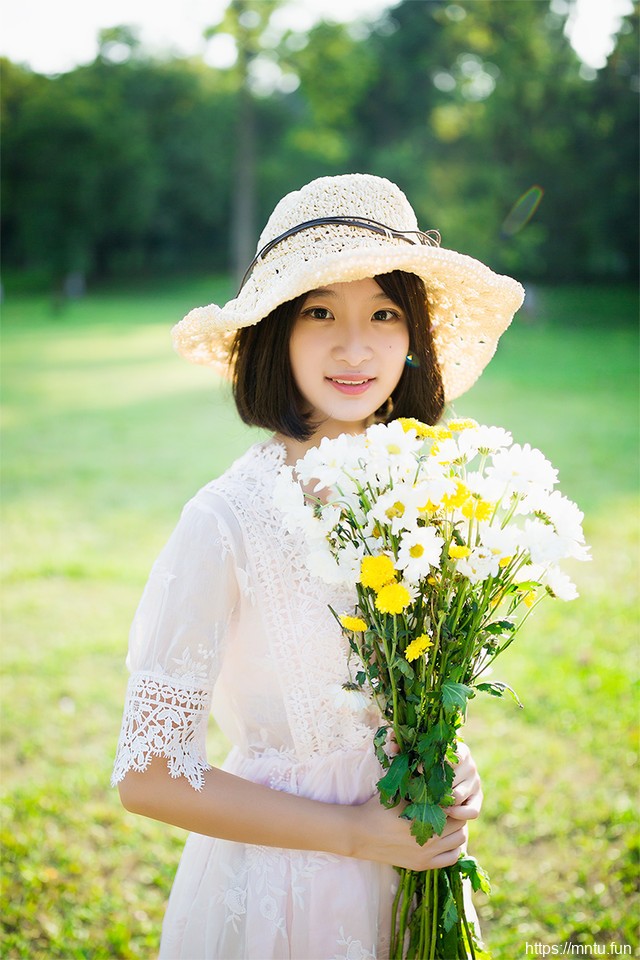 夏日阳光女孩蕾丝连衣裙捧花甜美暖意十足