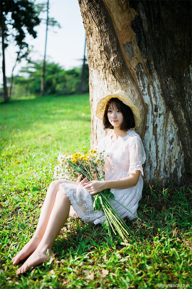 夏日阳光女孩蕾丝连衣裙捧花甜美暖意十足