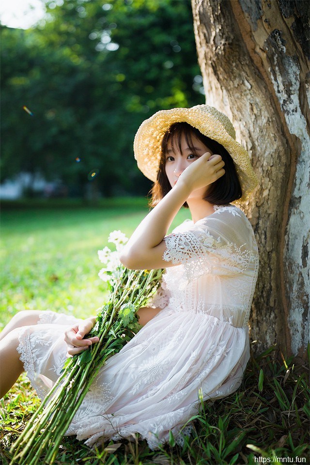 夏日阳光女孩蕾丝连衣裙捧花甜美暖意十足